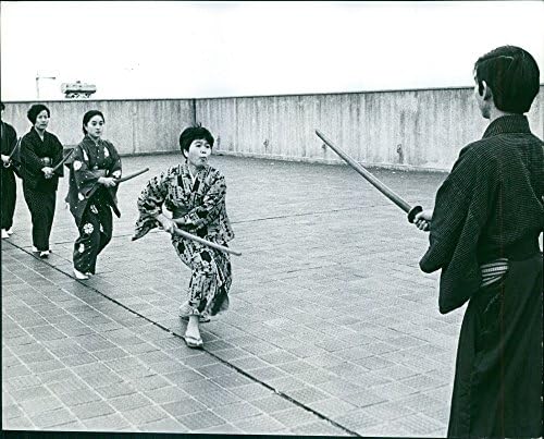 תצלום וינטג 'של בני נוער באימוני סמוראי.