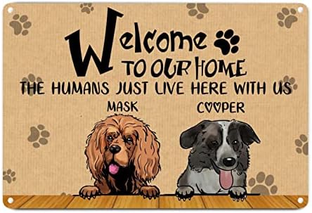 Alioyoit שלט מתכת מצחיק שלט כלבים מותאמים אישית שם ברוכים הבאים לביתנו בני האדם כאן איתנו חמוד כלב כלב