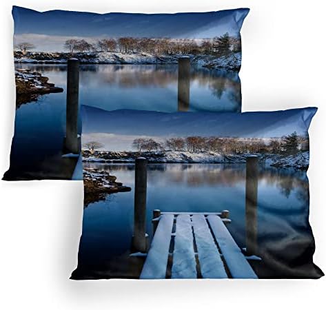 כרית נוף לונא -נוף כרית בושה של 2, תמונה של סיפון עץ על חוף אגם קטן בשוודיה חורפית קפואה, פריט מצעי מיקרופייבר