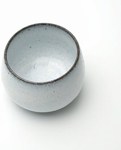 כלי חגי קרמיקה מסורתיים יפניים. כוס סאקה לבנה שנעשתה על ידי קייטה יאמטו.