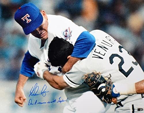 נולן ראיין חתום על ריינג'רס 16x20 צילום לחימה עם אל תתעסק עם טקסס- AIV HOLO - תמונות MLB עם חתימה