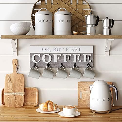 עיצוב חצר משק 'בסדר, אבל קודם קפה' מחזיק ספל תלוי, מתלה מארגן כוסות קפה צמוד על הקיר, שלט כפרי לעיצוב