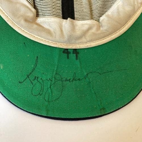 משחק חתום של רג'י ג'קסון משנות השבעים השתמש בשימוש בכובע הכובע בייסבול של ניו יורק ינקי - כובעי חתימה