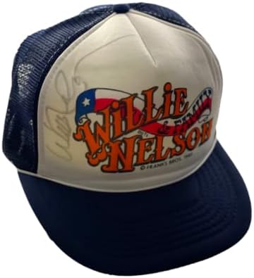 ווילי נלסון חתום על חתימה ווילי נלסון וכובע משאית משפחת נייר, ווילי נלסון שר את קריסטופרסון, איפשהו מעל הקשת,