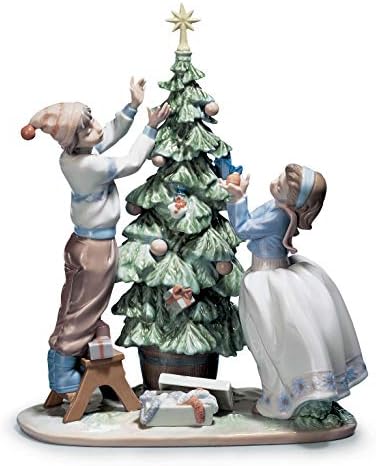 Lladró גוזם את צלמית העץ. דמות עץ חג המולד של חרסינה.