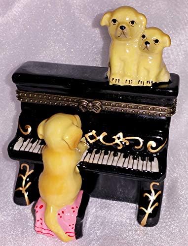 כלבי רטריבר לברדור צהוב וכלבי גורים בפסנתר גורים במנגינה קופסת חרסינה תלויה בפורצלן